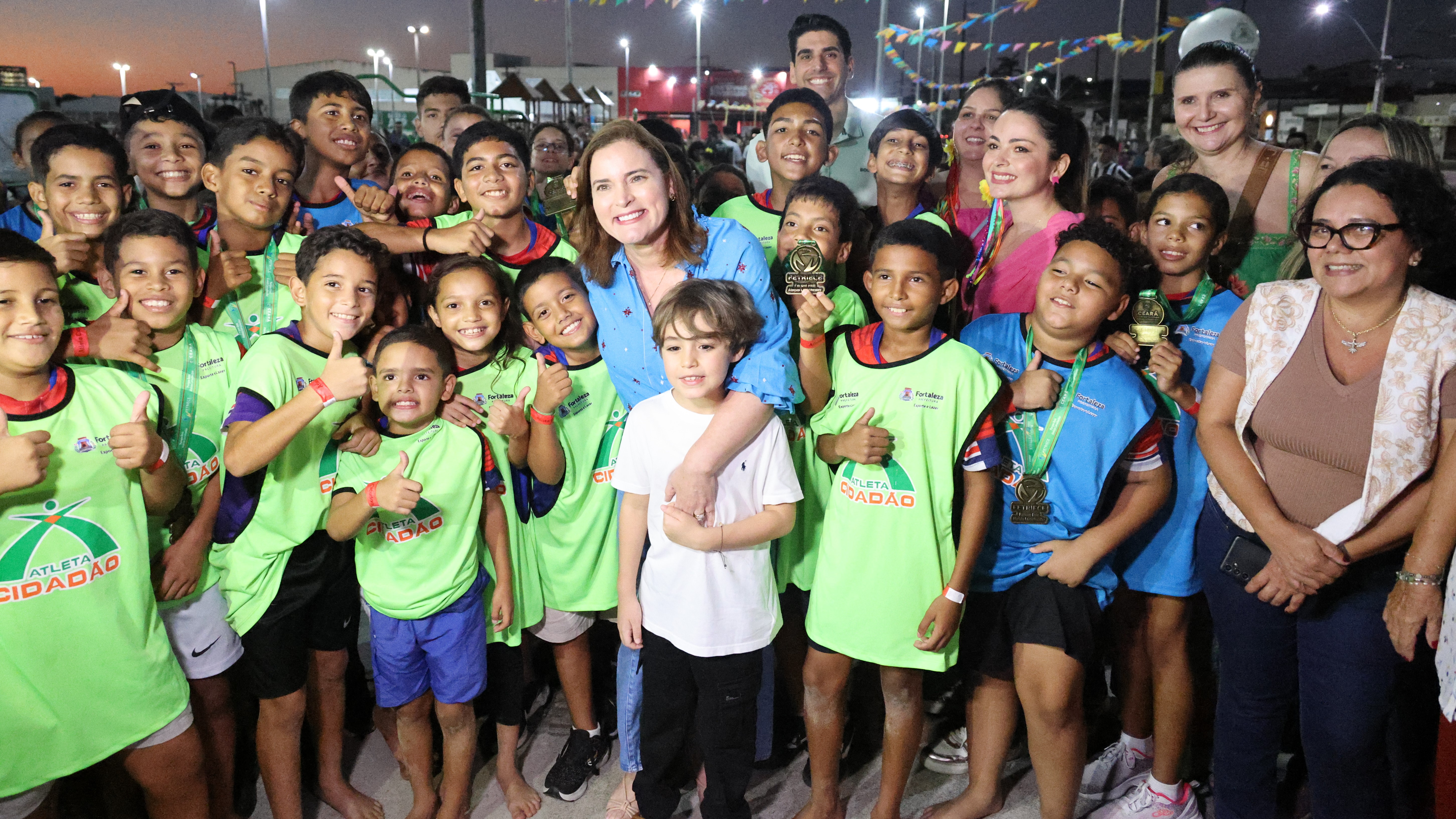 grupo de pessoas posa para a foto